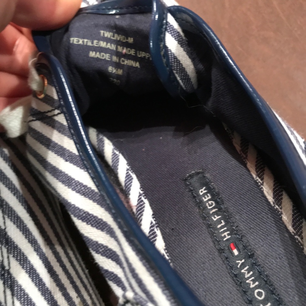 TOMMY HILFIGER STRIPED SNEAKERS SIZE 6.5 - Picture 6 of 8